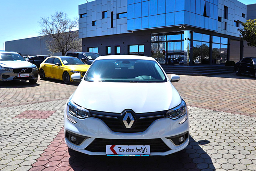 Rent a Car Sarajevo Renault Megane parked